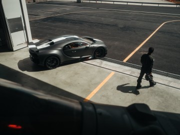 Bugatti Chiron Sport vs myśliwiec